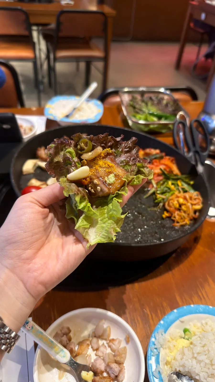 쌈채소에 올린 구운 돼지고기