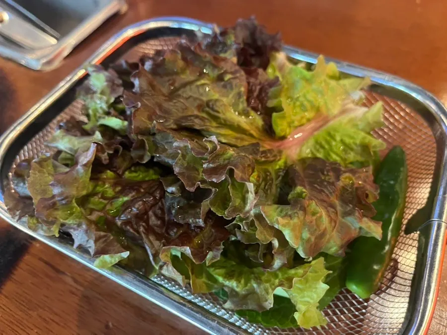 테이블에 세팅된 불판과 식기