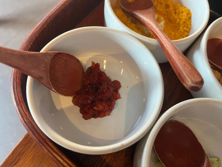 하나씩 차려진 밑반찬들