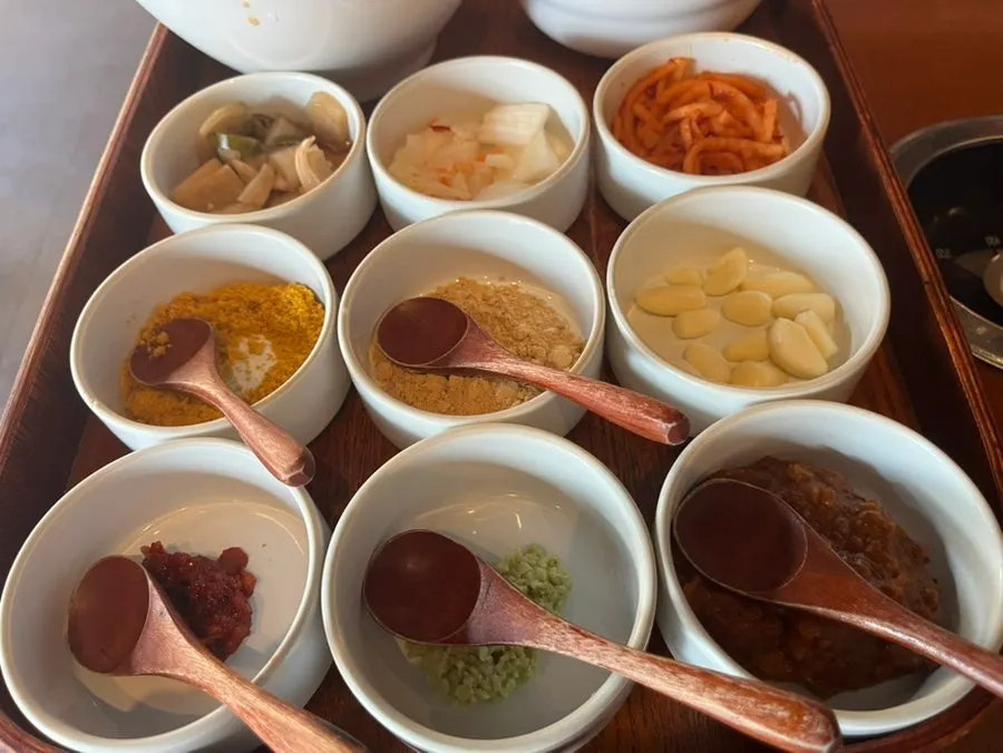 다양한 소스와 양념, 계란찜