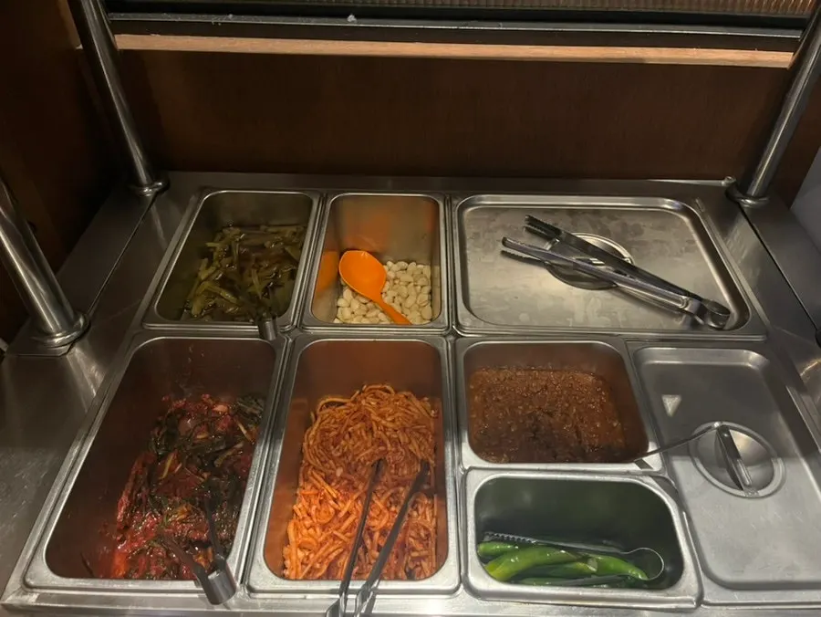 반찬과 채소가 준비된 셀프바