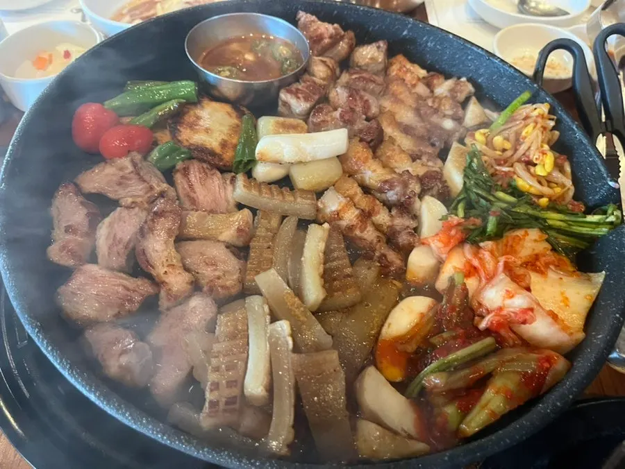 여러 부위가 담겨 나온 꽃돼지모듬구이