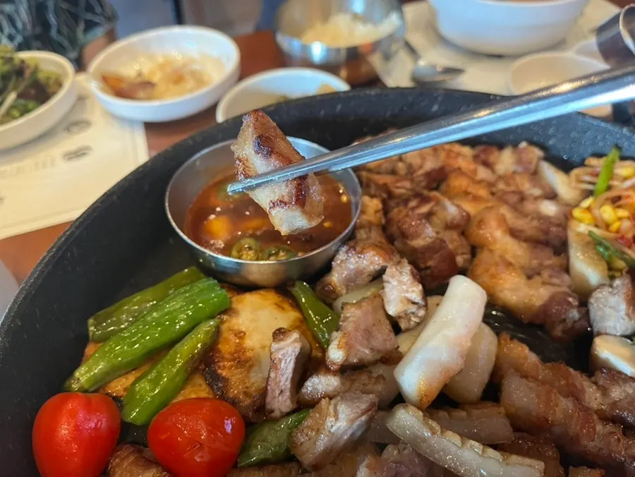 불판에서 노릇하게 익은 돼지고기