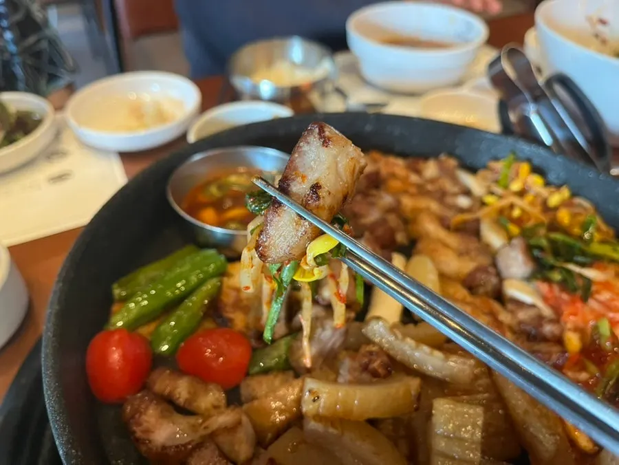 쌈에 싸 먹는 구운 고기 한 점