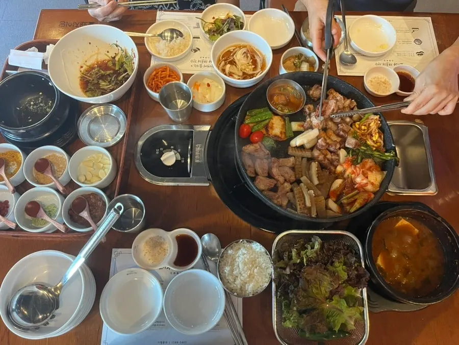 잘라서 구워진 목살 조각