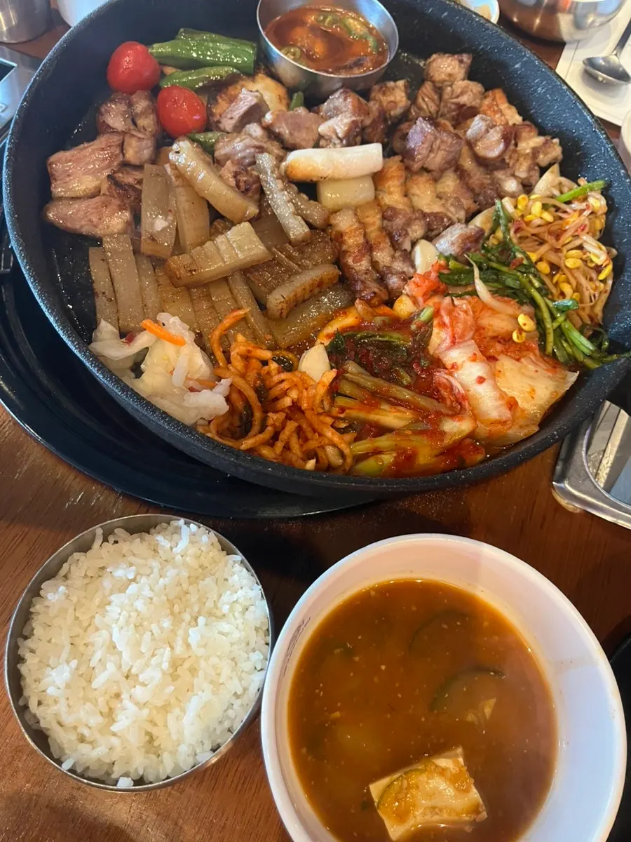 고기와 함께 나온 된장찌개와 공기밥