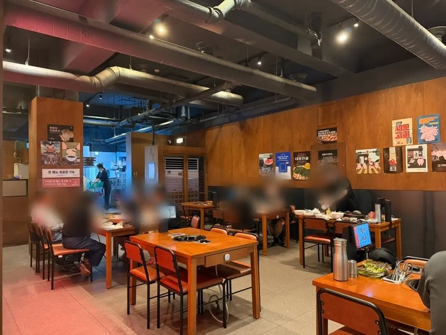 꽃돼지식당 경산점 매장 내부 테이블