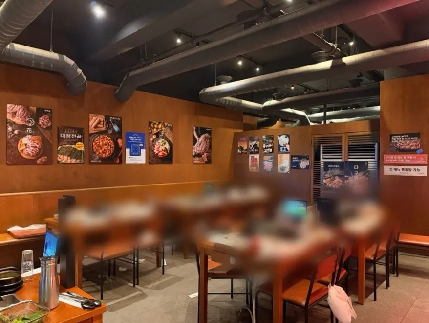 두 공간으로 분리된 꽃돼지식당 홀 좌석