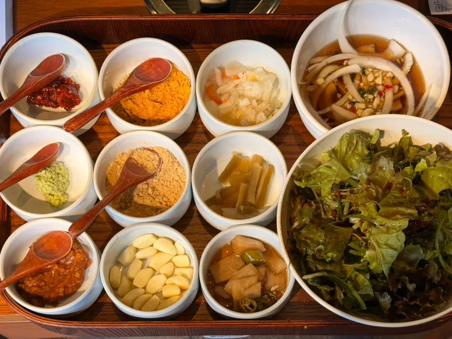 기본으로 나온 양념장과 밑반찬 한 상