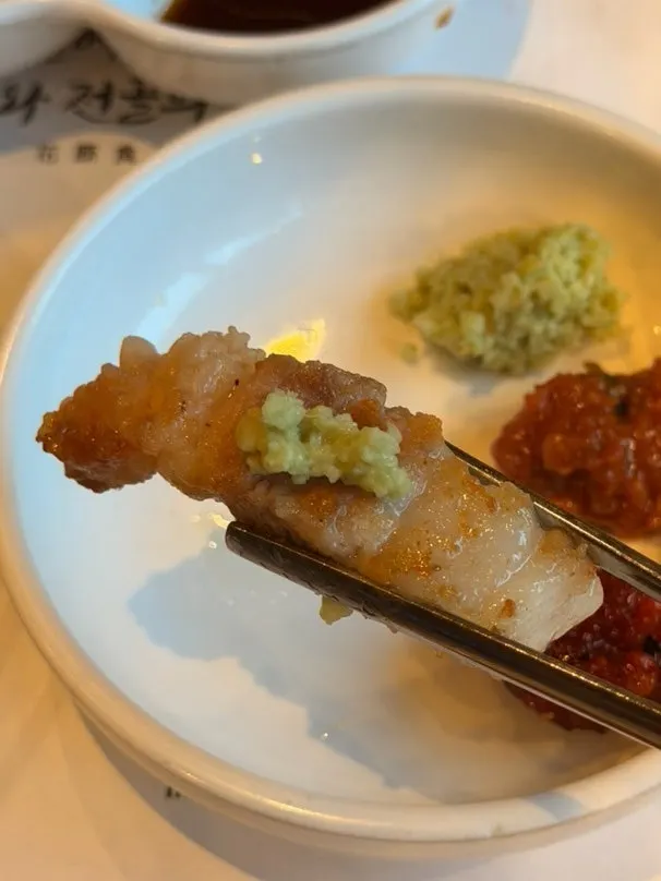 소금에 찍어 먹는 구운 고기 한 점
