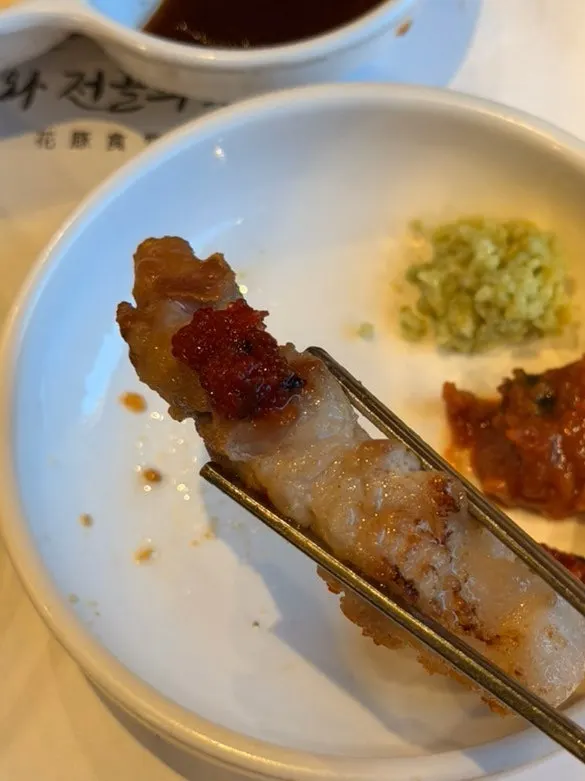 와사비와 씨앗젓갈을 올린 고기 한 점