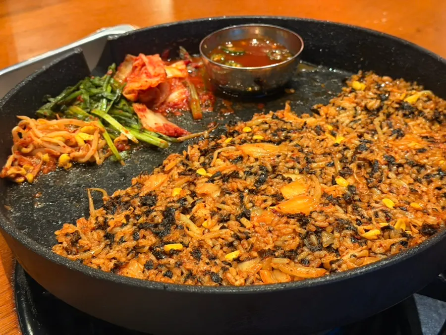 볶아서 나온 돌판 볶음밥