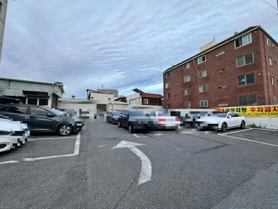 Entrance to the dedicated parking lot at Kkotdwaeji Sikdang Gyeongsan Branch