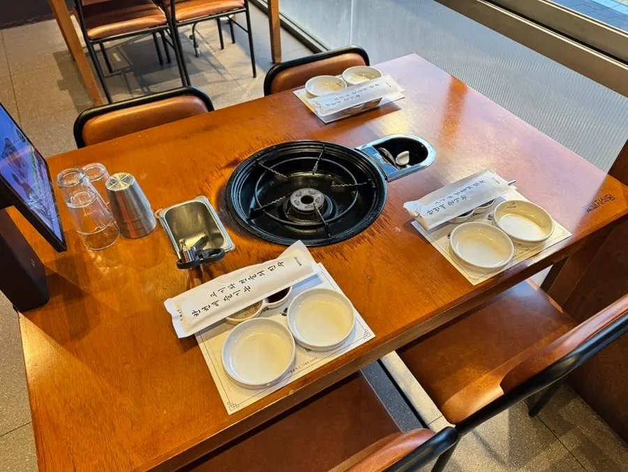 Separated seating space suitable for groups