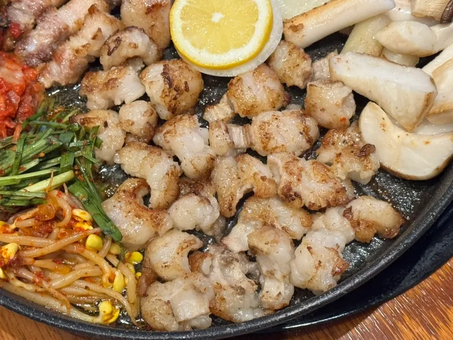 Thick pork jowl served with kimchi