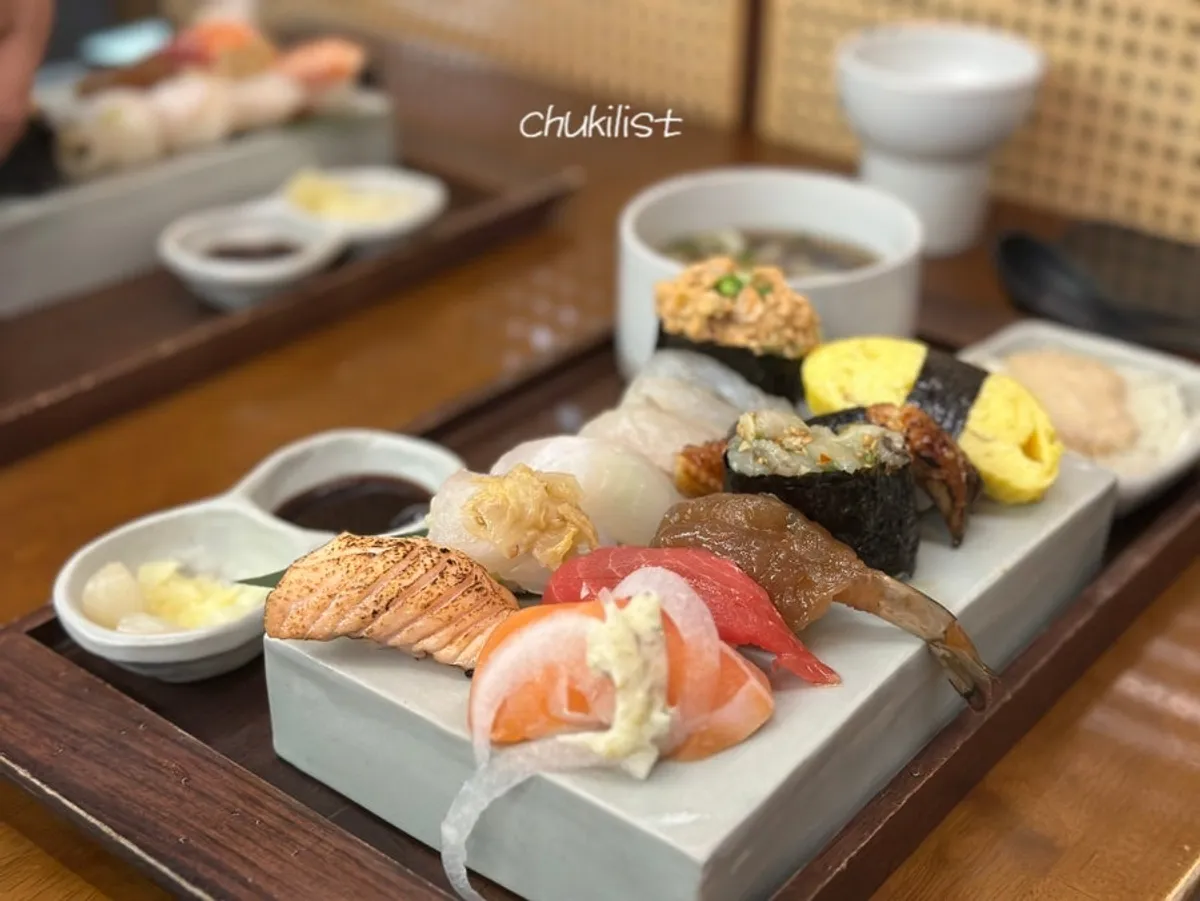 Sushi set with 12 pieces