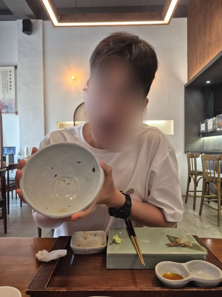 Empty dishes after the sushi meal