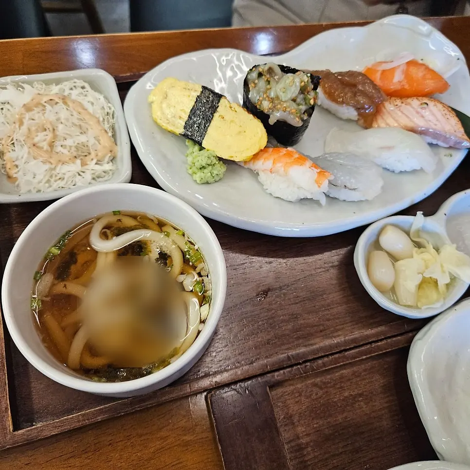 Sashimi rice bowl topped with homemade apple vinegar sauce