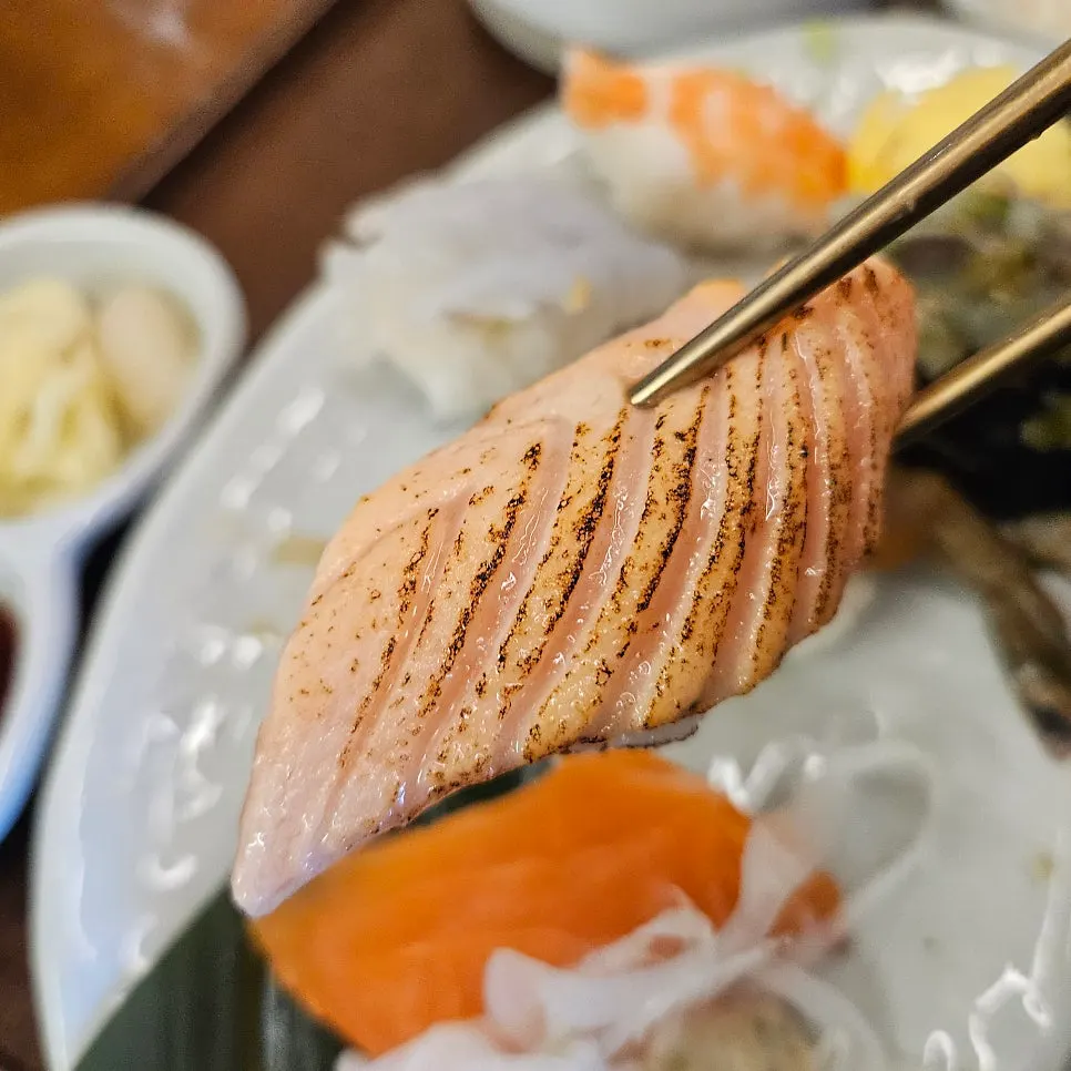 A plate of extra à la carte nigiri