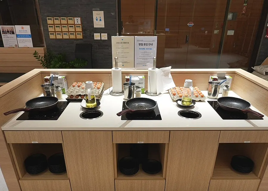 직접 구워 먹는 카페동이 셀프 계란프라이 코너