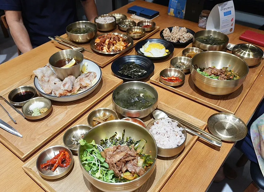 국과 반찬, 메인이 함께 나온 카페동이 1인 한상차림