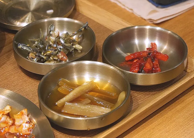 미역국과 기본 반찬이 차려진 카페동이 밥상
