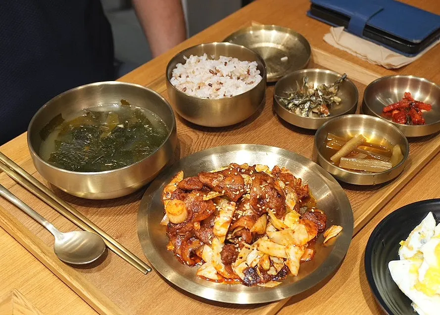 채소와 볶아낸 카페동이 동이 제육볶음밥상