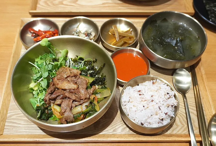 불고기를 곁들인 카페동이 불고기 열무비빔밥상