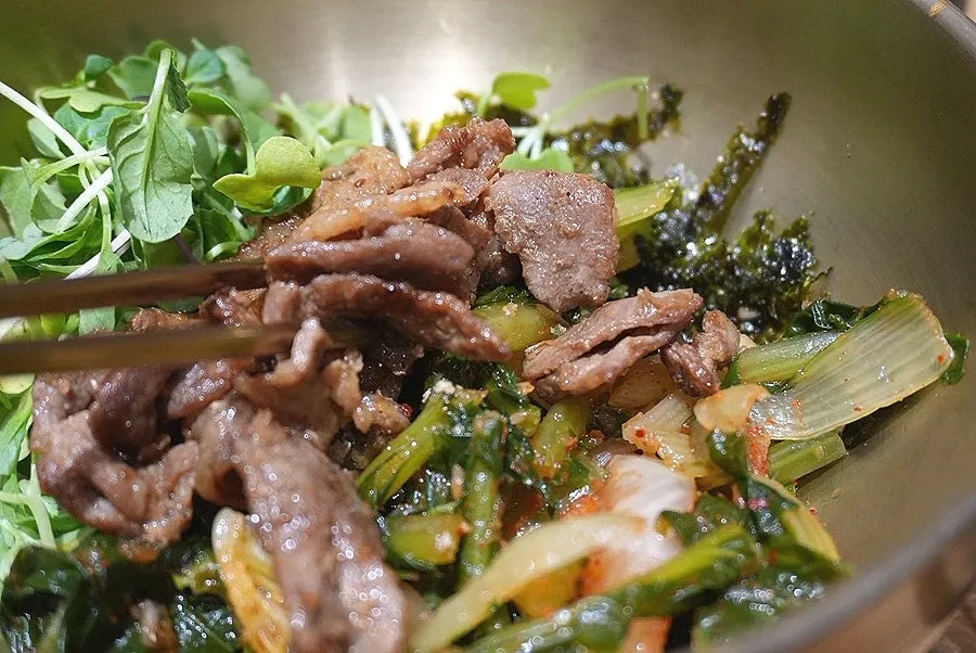 열무와 어린잎 채소가 담긴 비빔밥 그릇