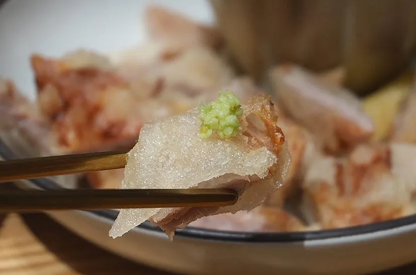 와사비를 곁들인 누룩 숙성 탕수육 한 조각