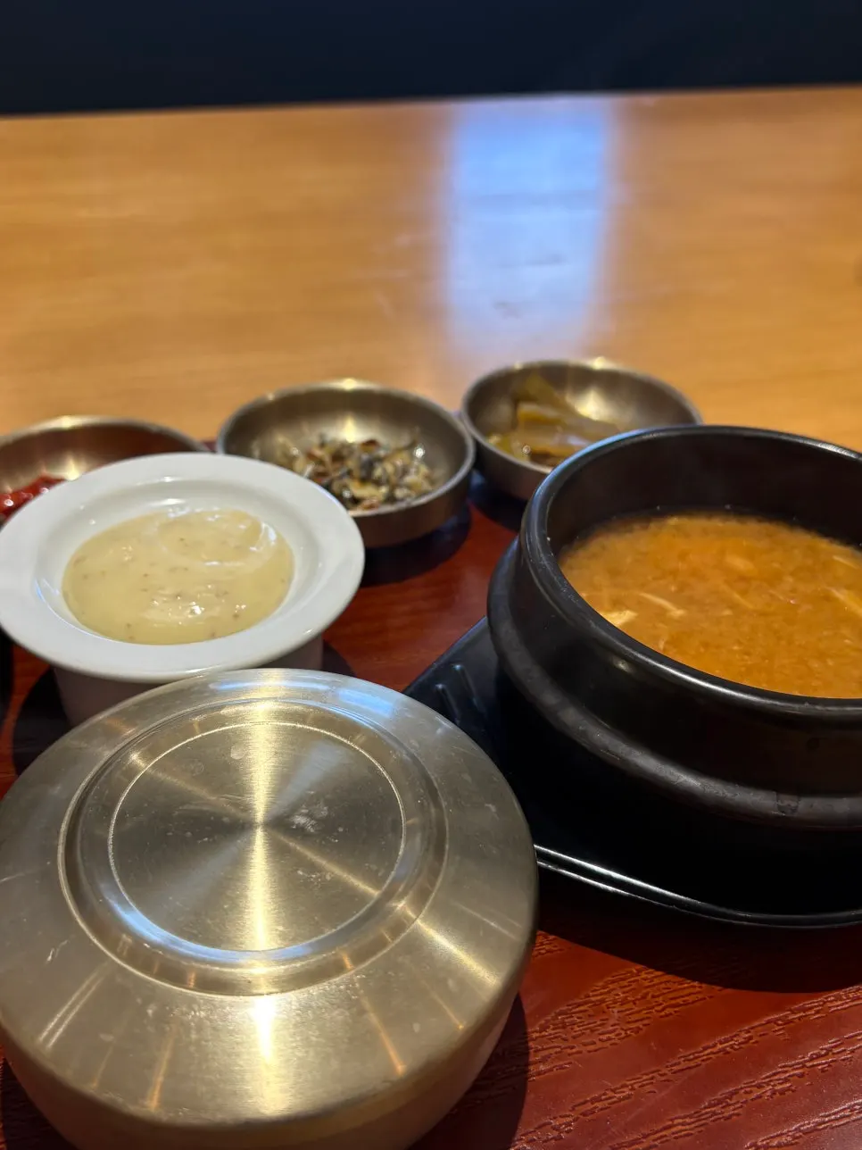 반찬이 함께 깔린 한정식 상차림