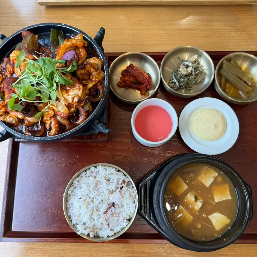 Basic side dishes: stir-fried anchovies, dried radish, and gungchae