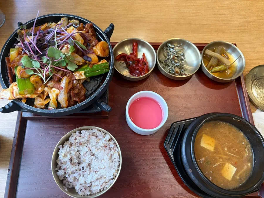 Full spread of the solo-ordered pork bulgogi set and side dishes