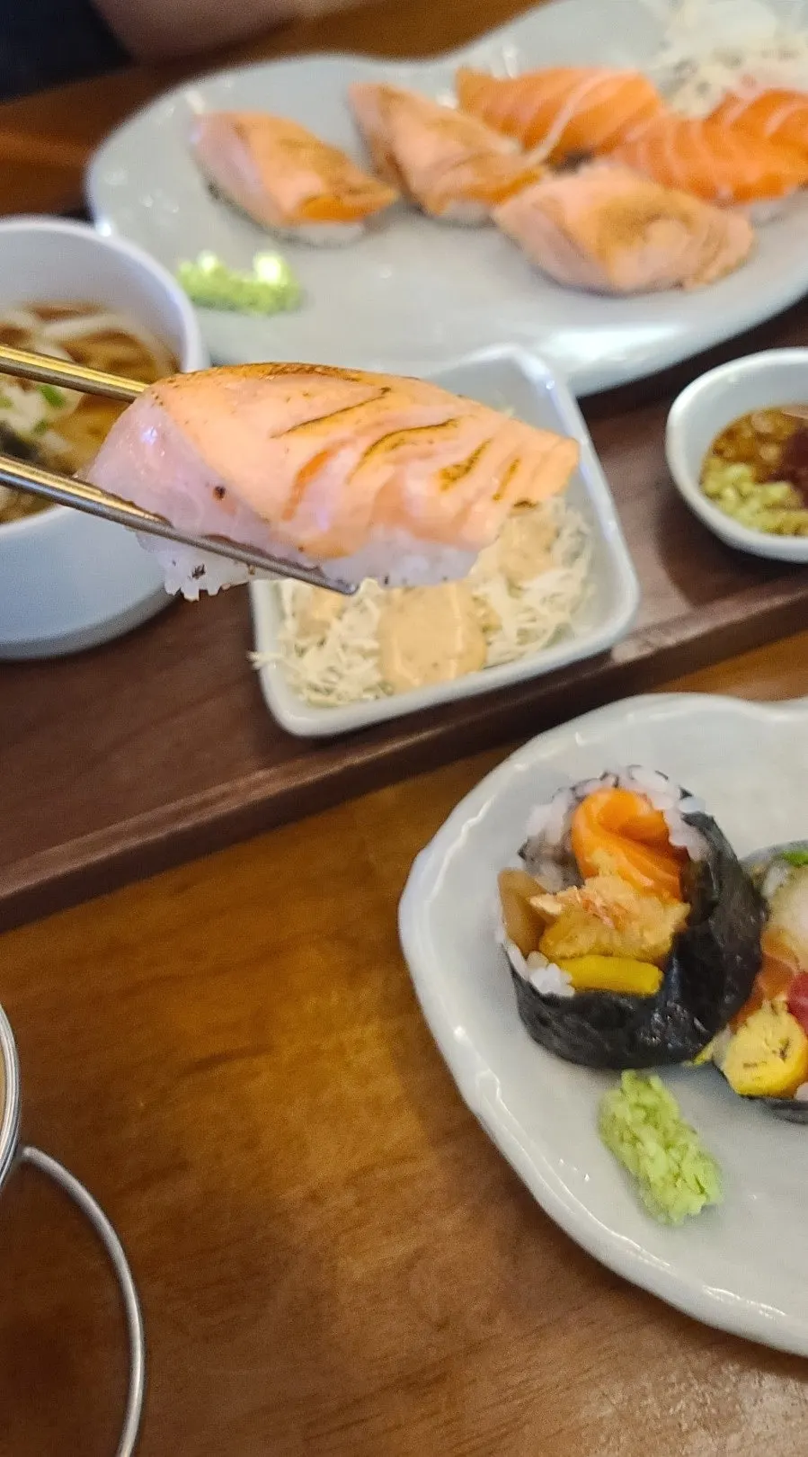 토치로 구운 연어초밥