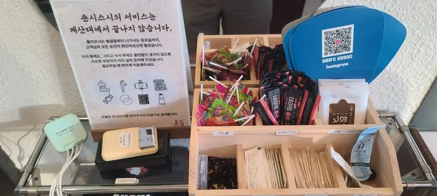 후토마끼와 새우튀김이 놓인 테이블