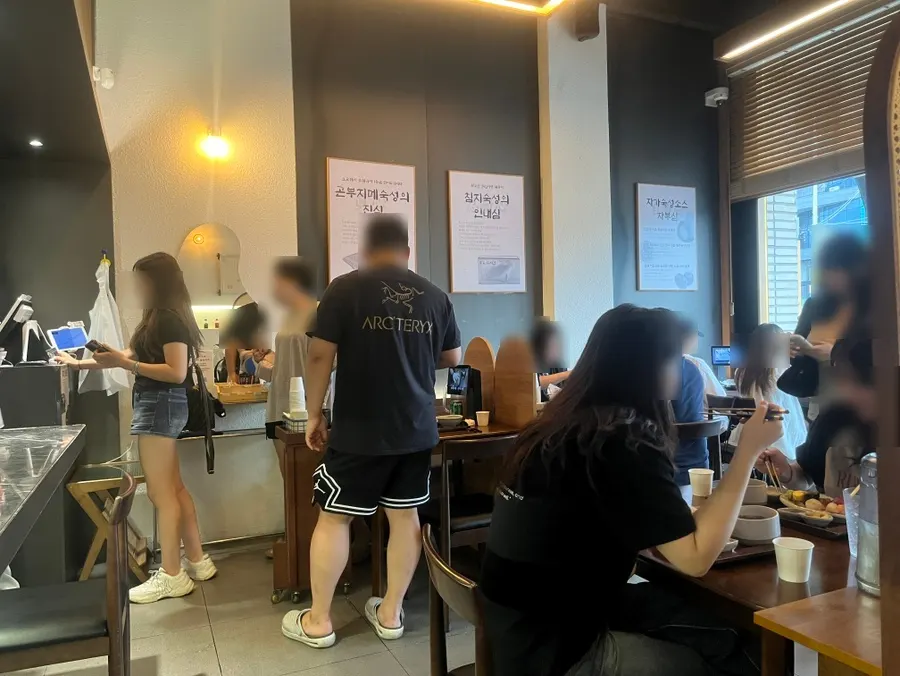 칸막이로 구분된 손시스시 내부 테이블