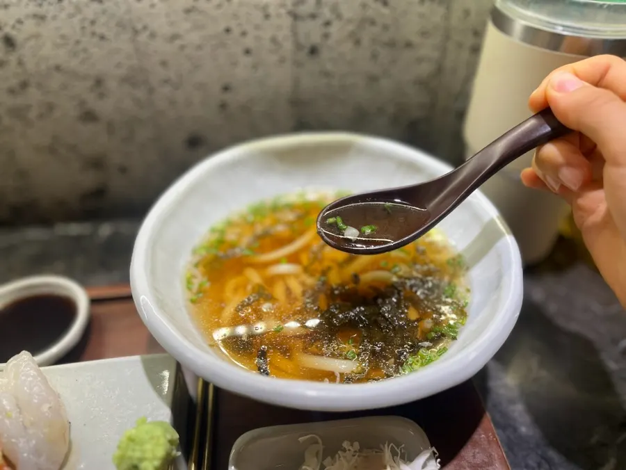 김을 올린 일식 가쓰오우동