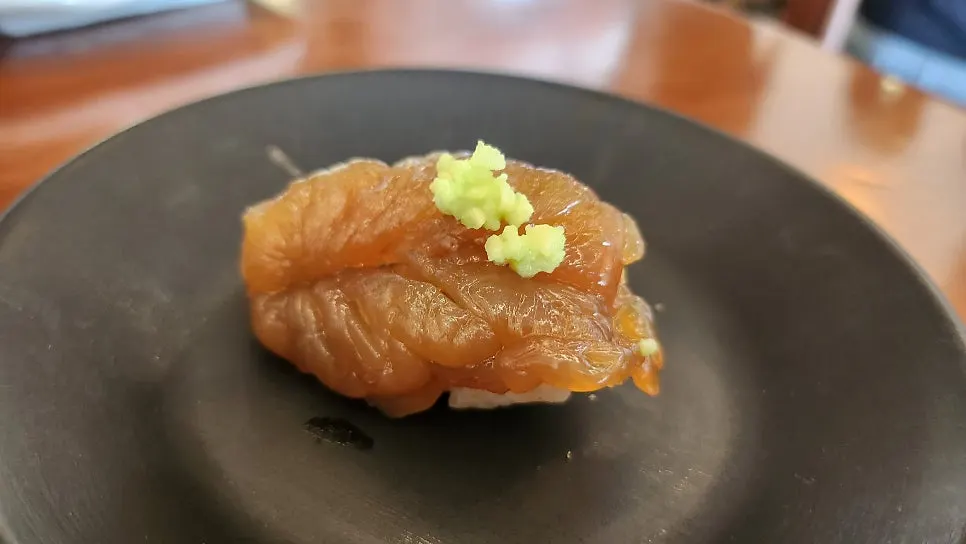 참치와 계란 초밥이 담긴 접시