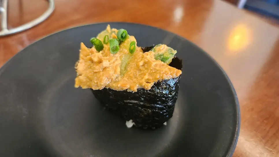 세트에 포함된 초밥 접시 근접 사진