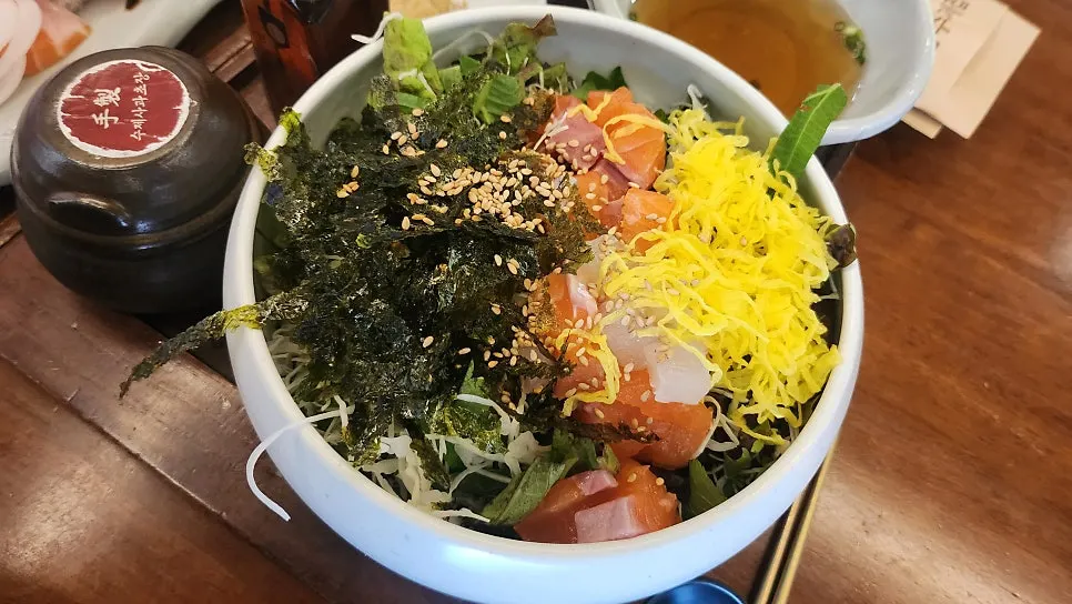 채소와 회, 김가루, 지단이 올라간 회덮밥