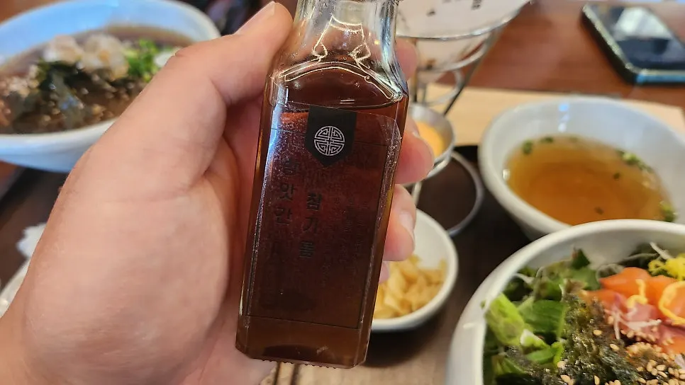 초밥과 함께 놓인 회덮밥 테이블