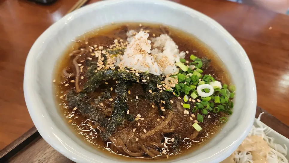 무와 김가루, 깨, 파가 올라간 냉모밀