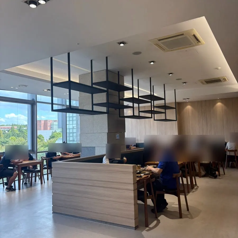 평일 점심 손님이 많은 카페동이 홀 좌석