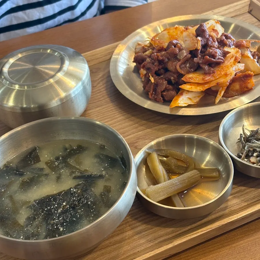 양념이 밴 직화제육볶음 접시
