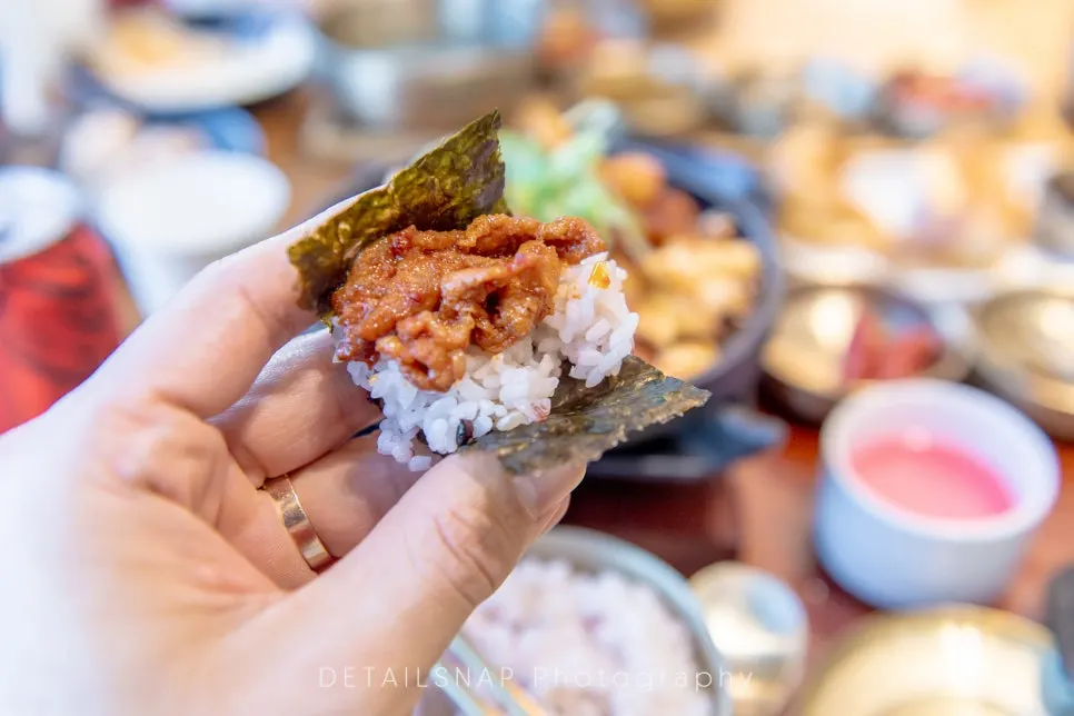 Wrapping grilled pork in seaweed from the self-bar