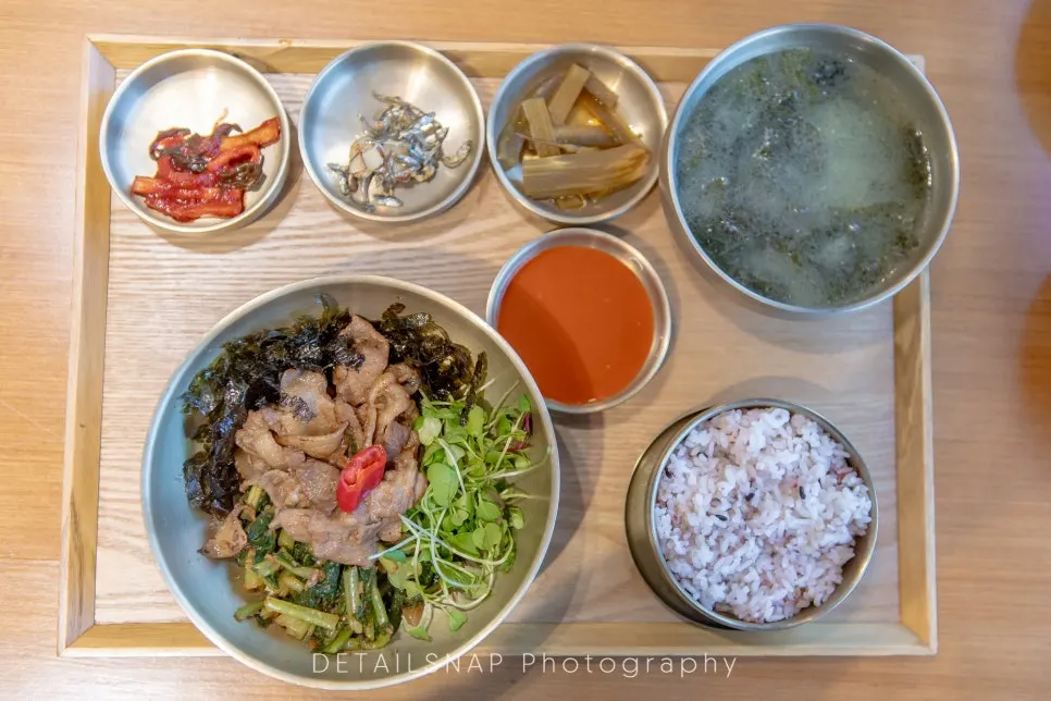 Bulgogi yeolmu bibimbap set topped with yeolmu kimchi and bulgogi