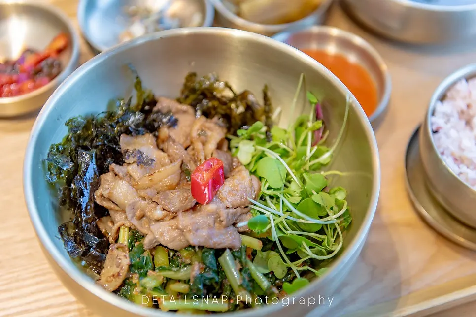 Close-up of the toppings on the bulgogi yeolmu bibimbap set