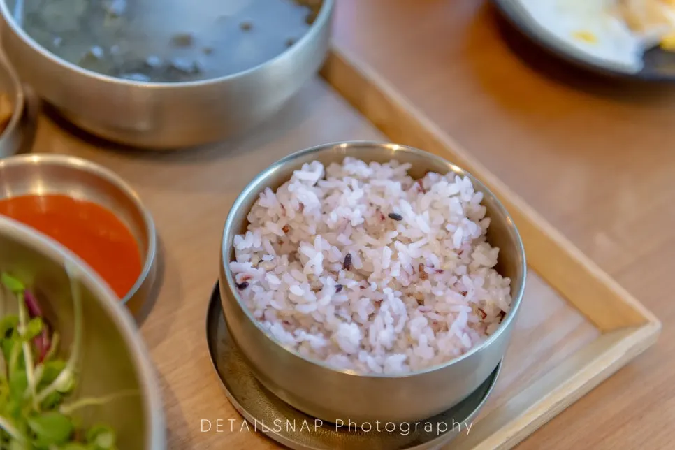 Warm miyeokguk served alongside the bibimbap set