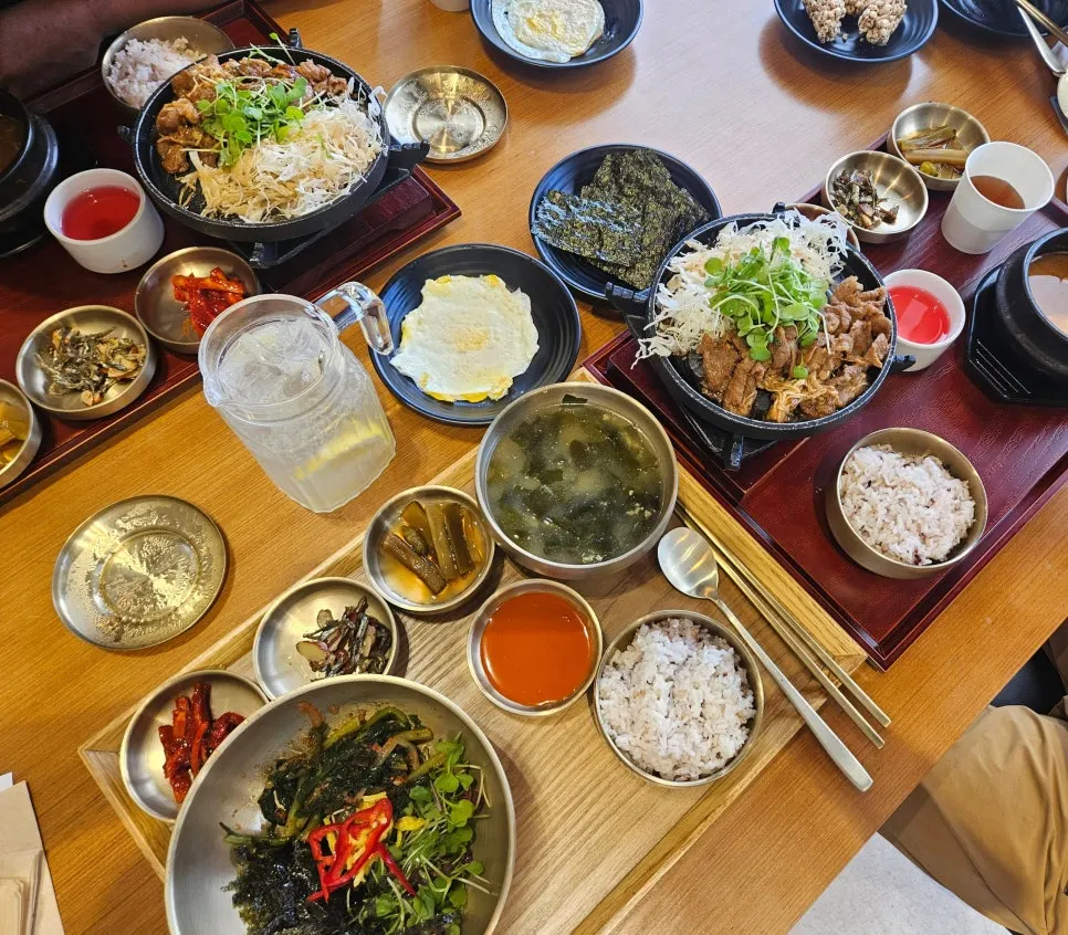 Two single-serve trays arriving at the table