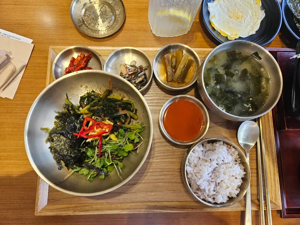 Full spread of the summer yeolmu bibimbap set